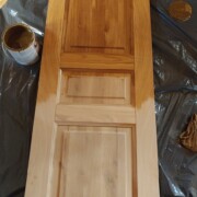 Обработка деревянной двери натуральным маслом