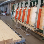 Клееный брус под прессом