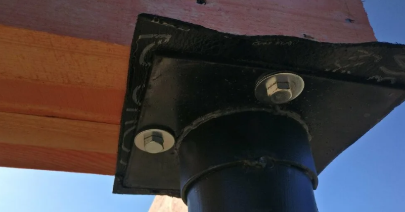 Крепление нижней обвязки к свайно-винтовому фундаменту Крепление нижней обвязки каркасного дома к свайному фундаменту