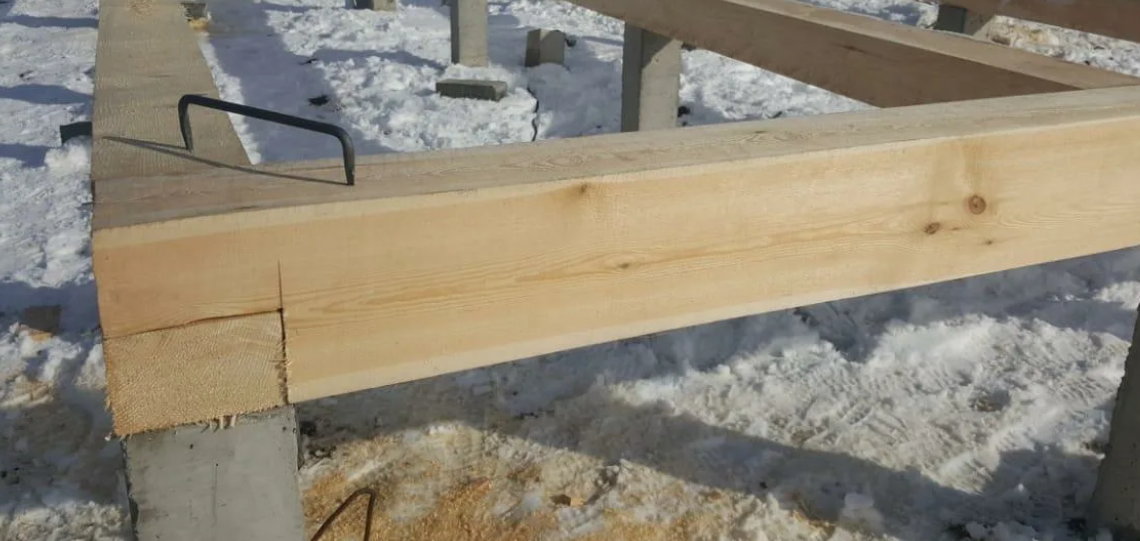 Нижняя обвязка брусом, соединение "в пол дерева" Нижняя обвязка каркасного дома из бруса