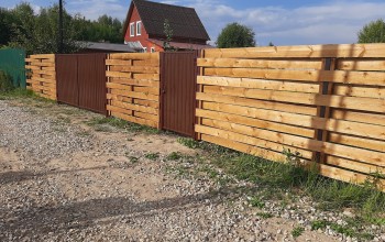 Деревянный забор "плетенка" с воротами и калиткой из профлиста